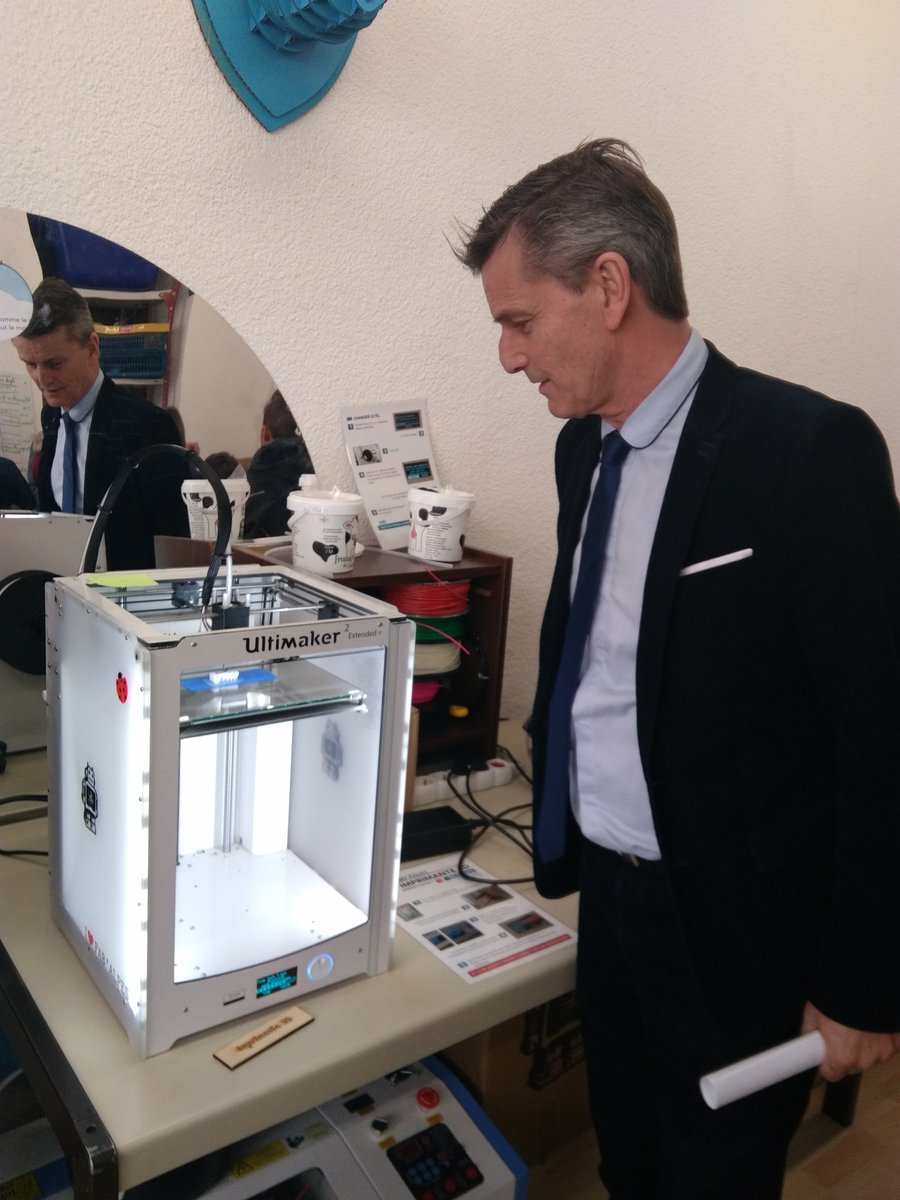 DSDEN05's tweet photo. Rencontres #ScienceFactor19 à @fabalpes #Gap
Les 4ème du collège Centre et CM2 des écoles de Fontreyne et Verdun découvrent le FabLab et le métier scientifique de pharmacienne de l'industrie en présence de Philippe MAHEU, IA-DASEN05 @acaixmarseille @ScienceFactor @ERIPGAP https://t.co/48lunYw2UW