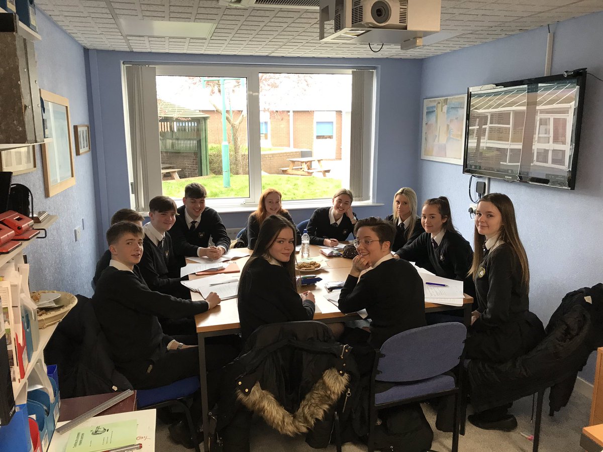 hccs1978's tweet photo. Year 11s getting a chemistry master class directly from Mr Oliver! #DoLoads https://t.co/emITMGy08Y