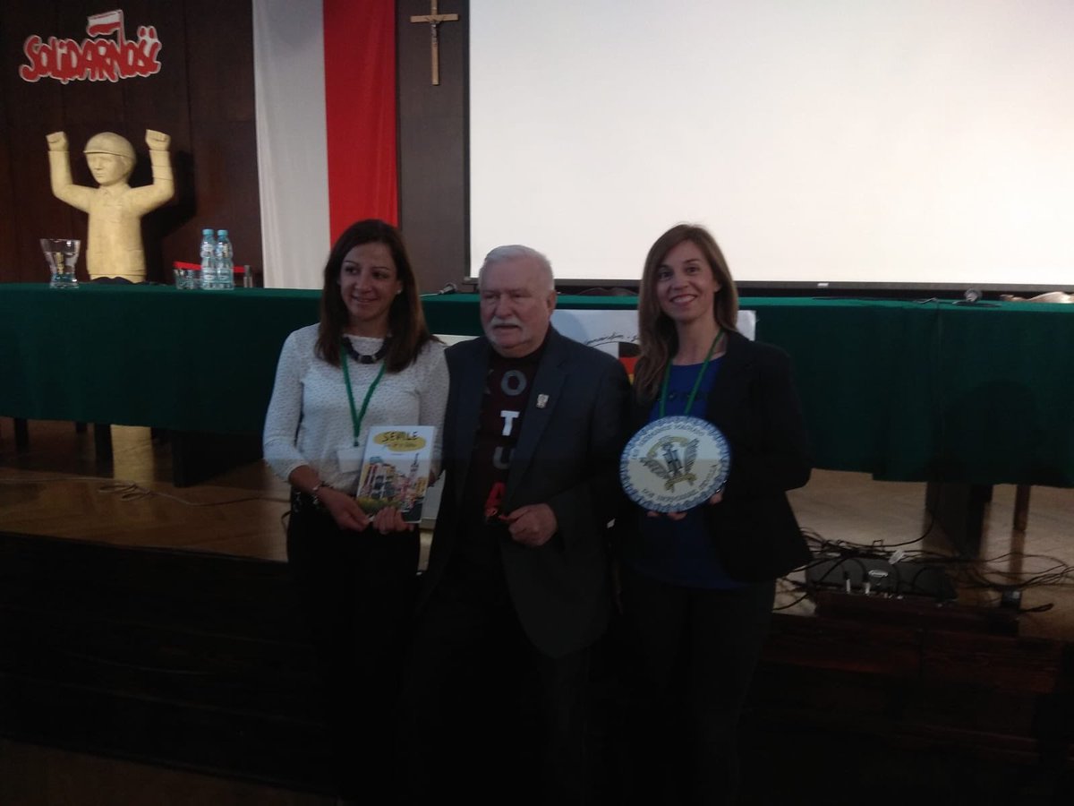 BEBullying's tweet photo. Meeting with Lech Walesa in orogress #Gdanskmeeting @sepiegob @EUErasmusPlus @IESHnosMachado https://t.co/eATXZZCnZ3