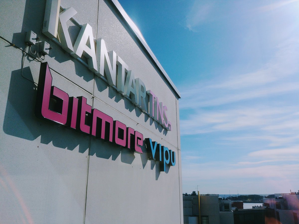 BitmoreOy's tweet photo. Väriä harmaaseen toimistorakennukseen #bitmore #keilaniemi https://t.co/Q532mfSnM9