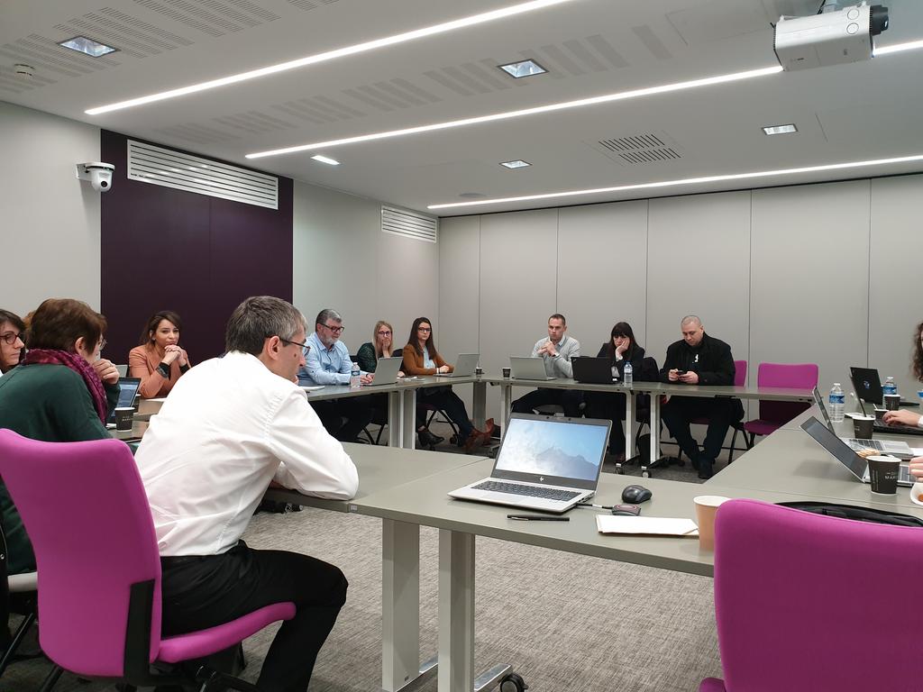 IARD Entreprise, une vraie collaboration DSI, Marketing, Direction technique et Souscripteurs. #ONETEAMAXA #AXA
Objectifs communs: simplifier la vie de nos intermédiaires et nos assurés 🏅🚀
 <a href="/BenoitHumeau/">Benoit Humeau</a> <a href="/mimi_bouba/">Miriam 🇺🇦 Bouchebouba 🇺🇦</a> <a href="/MontaneJeanluc/">Jean-Luc Montané</a> <a href="/guiheneuf/">Bertrand Guiheneuf</a> <a href="/Amicieve/">Amicie Verspieren</a> <a href="/JBerger_Axa/">Juliette Berger</a> @mbebear