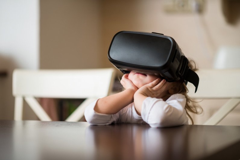 La Realidad Virtual Ayuda a los diseñadores a “vivir” sus espacios, a los capacitadores de diferentes industrias a mejorar la calidad de sus enseñanzas y hasta a personas con problemas emocionales a ser transportadas a ambientes relajantes para calmar su tensión.#VirtualReality