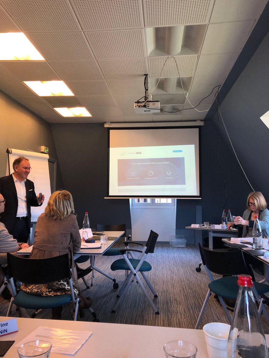 valeriefenaux's tweet photo. Quand l’expert @tweets_Apm @pbultel promeut les outils @Apecfr #recrutement simulateur de salaire & entretiens de recrutement #datacadres https://t.co/ucV6MbYYmc