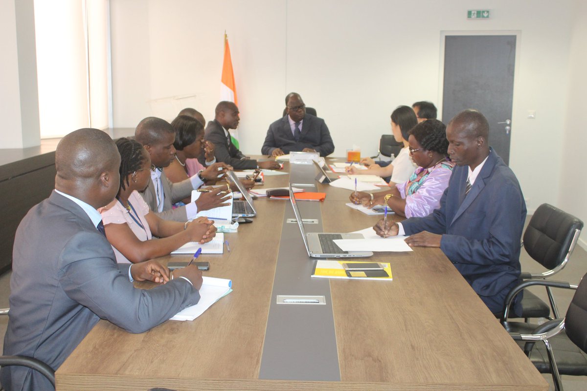 #MINISTERE_HYDRAULIQUE
Le Ministre de l'Hydraulique Laurent TCHAGBA a reçu ce mercredi 3 Avril 2019 à son cabinet, le nouveau représentant résident de la KOICA( Agence de Coopération Coréenne) en Côte d'Ivoire M. Choonki SUNG pour une  séance de travail.
facebook.com/MinistHydrauli…