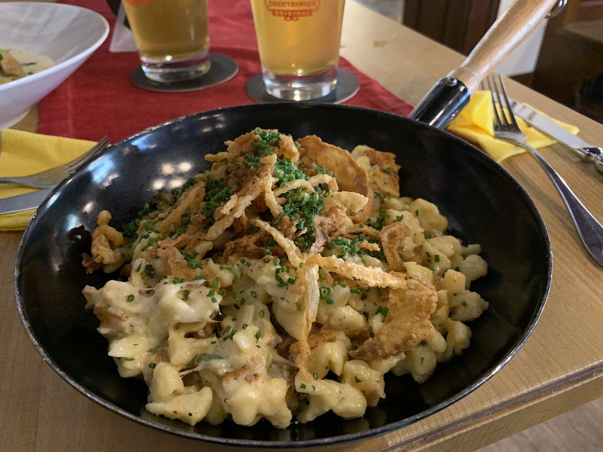 UExpotition's tweet photo. Hier gibt es Bärlauch und auch schon Spargel, aber wenn ich im Braugasthof Sigl der @Privatbrauerei bin, muss ich einfach immer die Kasnockn essen, die sind soooo gut!
#HeuteHierMorgenDort #camping #DiscoverEurope #europe #Expotition #LivingInABox #KnausBoxstar #Trumer #austria https://t.co/h1UqUsDHuW