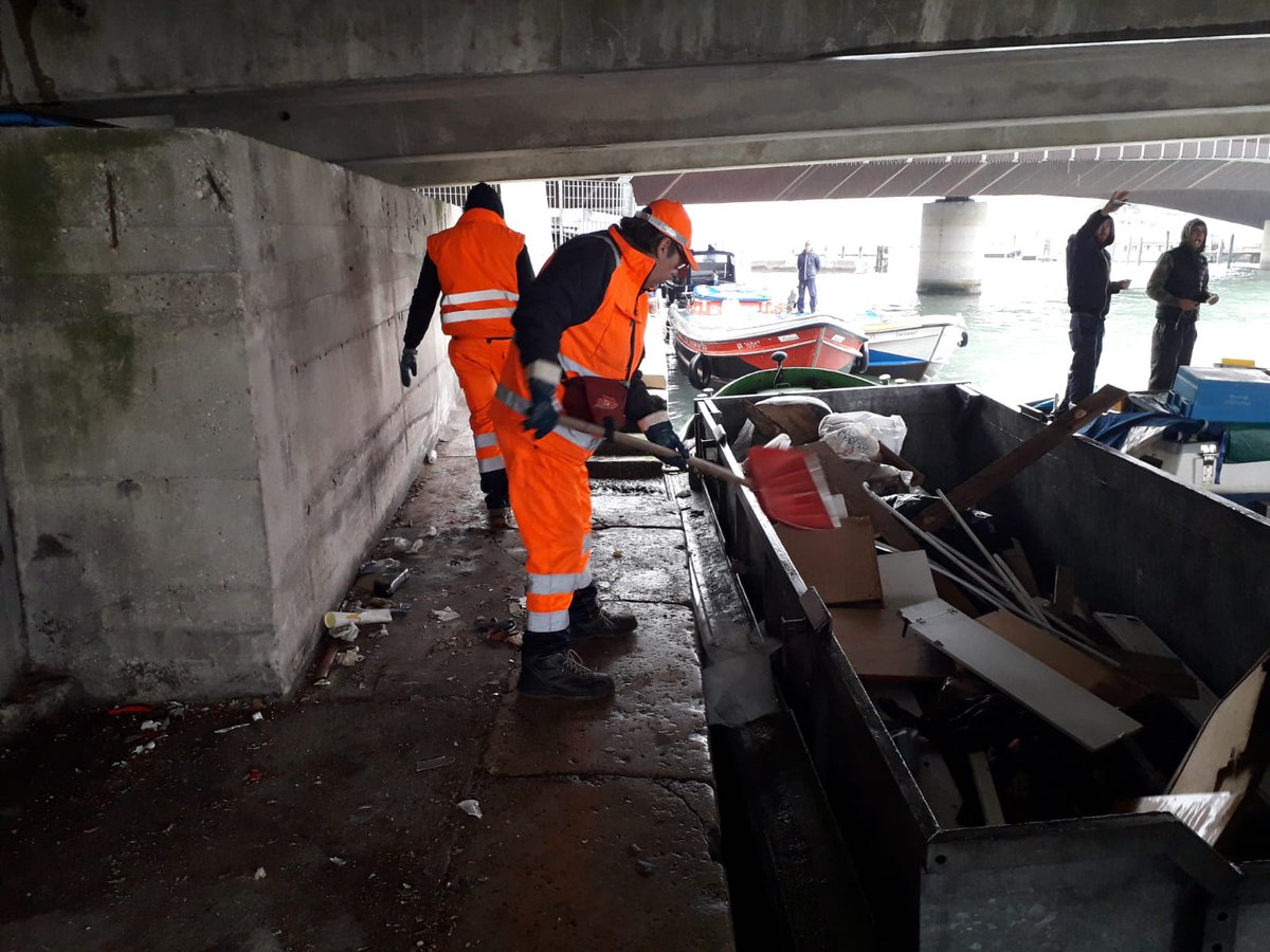 GruppoVeritas's tweet photo. #Pulizie - #Venezia
Lavaggi sotto il ponte del Tronchetto.
#Veneziapulita #EnjoyRespectVenezia #keepVeniceClean https://t.co/tDUeBIIZEr