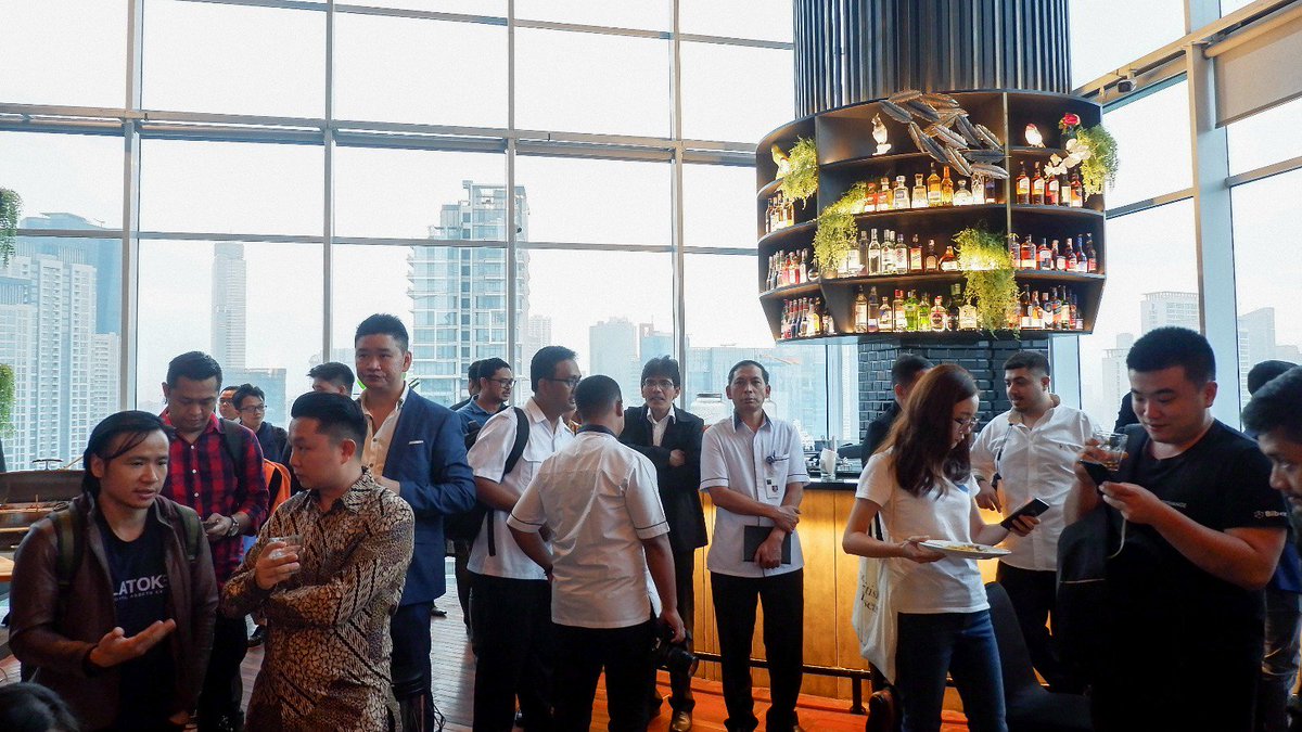 KoinXid's tweet photo. Masih belum bisa move on dari keseruan acara #BlockchainIndonesiaSummit kemarin. Di sini ada perwakilan dari pemerintah, project blockchain dari Singapore, China bahkan Amerika. 
Semoga kegiatan ini bisa membangun industri blockchain indonesia menjadi lebih baik lagi. #KoinX https://t.co/ngHiNFOhUN