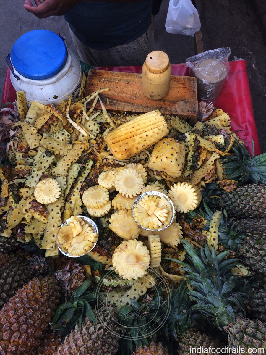 IndiaFoodTrails's tweet photo. Summers- A season of fruits. A regular phenomenon during the season is to point out the mobile carts carrying citrus fruits in different parts of the cities. @IndiaFoodTrails  @IndiaCityWalks  @DelhiWalks

#Pineapple #CitrusFruits #Summers https://t.co/YGvA3didBz