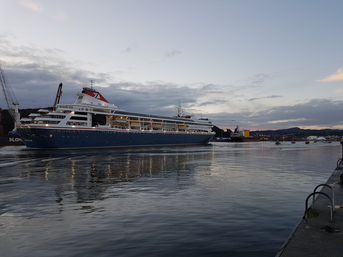 RAFAreces's tweet photo. El crucero Braemar atracando en el #puertodeaviles. El puerto dando vida a la ciudad. https://t.co/3LZS0KUmBs