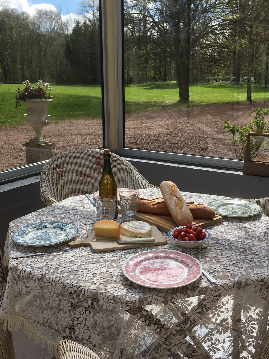 ChateaudeslysEn's tweet photo. @AngelaTravel53 @chesilradio @IOWTravelAMB @RT_Promotions @EditSouthampton @romsey_squib @shmsaccountants @LoveBedford @FishguardBH It’s a glorious sunny day @ChateaudeslysEn Just getting ready for a good French lunch https://t.co/FAT6KhY823