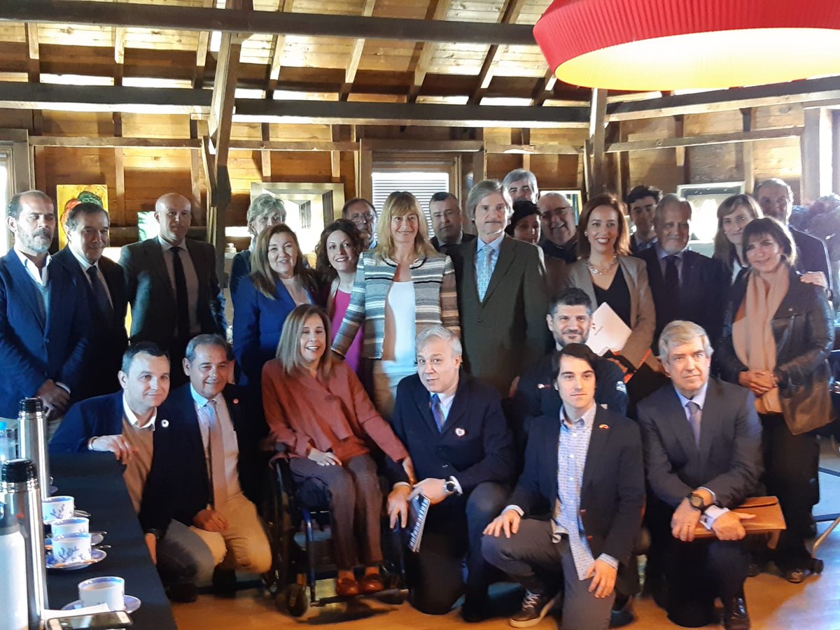 sernauto's tweet photo. ¡Debate sobre #SeguridadVial ante el #28A! Estamos en el encuentro de @FUNDACIONPONS y @AESLEMEONLINE con representantes políticos de la Comisión de Seguridad Vial del Congreso y 30 organizaciones. Con Jaime Mateu @populares, @toniquintana
 @PSOE e @_Irene_Rivera @CiudadanosCs. https://t.co/pxz4fr9JkV