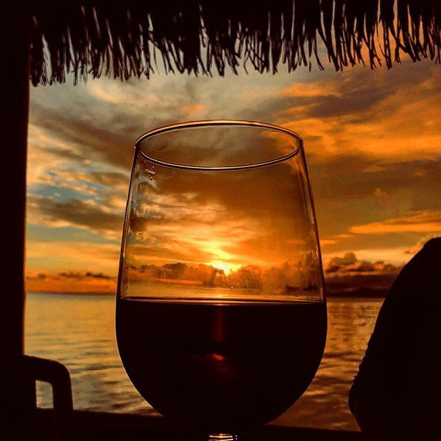 #sundowner #suvasunset through a wine glass 😘😍 #redwinelovers #fijiislands #winelovers🍷 ift.tt/2TVhfCo