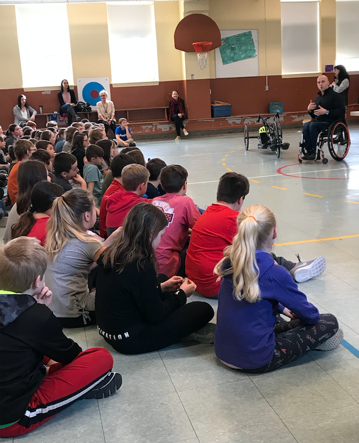 Hier, le double médaillé de bronze des Jeux paralympiques de Rio 2016, <a href="/CM_cycling/">Charles Moreau</a>, a visité une école de Victoriaville en tant qu’athlète FACE de <a href="/petrocanada/">Petro-Canada</a> pour parler aux étudiants de son histoire 🥉 🥉