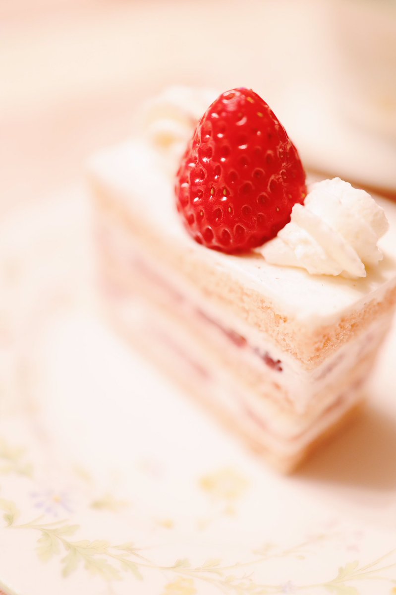 Kurumii A Twitter あわふわいちごのショートケーキ キットレンズ すごく寄れるしf1 8から撮れるので使いやすい ふんわりかわいいショートケーキ写真になりました いちご ショートケーキ Strawberry おうち喫茶 Canon Eosrp Rf35mm Photograghy