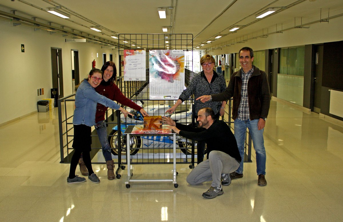 Atzo 2. solairuan egon ondoren... 
Dagoeneko 1. solairuan gaude!
Animatu eta parte hartu #Korrika.ren kilometroa lortzeko bilketan. <a href="/AEK_eus/">AEK-KORRIKA</a> #klika @poliedrikoak #Korrika21