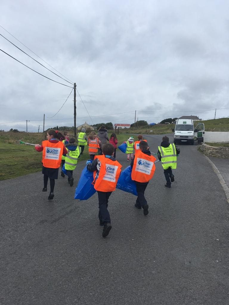 CleanCoasts's tweet photo. The #BigDonegalCleanUp and #SpringClean19 was off to a strong start on Árainn Mhór with beach cleans at over 5 locations on the island in one day on Monday, 1st April.  Take a look at the pictures from the day! 👇
#cleancoasts #marinelitter @donegalcouncil https://t.co/PGEiegHfbk