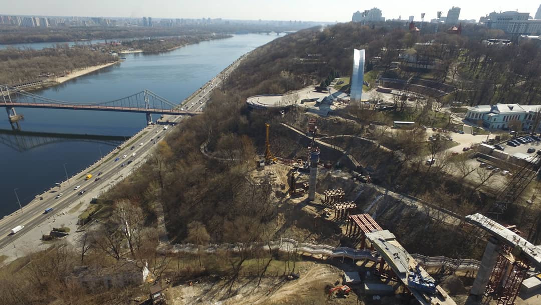 Строительство скандального вело-пешеходного моста на Владимирской горке в Киеве: youtu.be/UaChWj2gSLY
Съемки с воздуха!