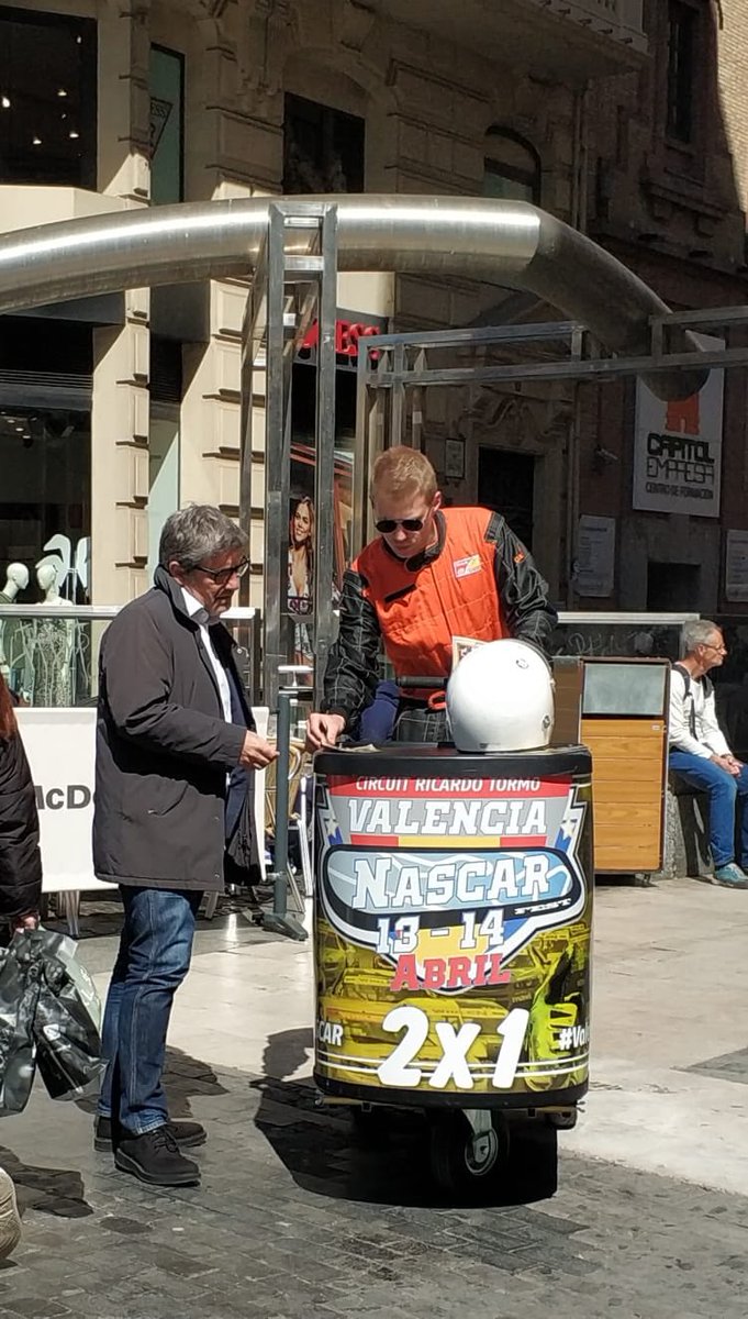 CircuitValencia's tweet photo. Hoy y mañana te puedes encontrar a este tipo por Valencia. Tiene información del #ValenciaNASCAR y regala descuentos 2x1 https://t.co/DKgJTSKi8H