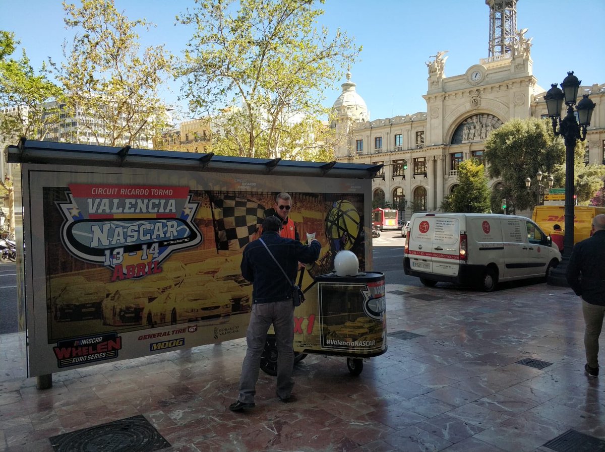 CircuitValencia's tweet photo. Hoy y mañana te puedes encontrar a este tipo por Valencia. Tiene información del #ValenciaNASCAR y regala descuentos 2x1 https://t.co/DKgJTSKi8H