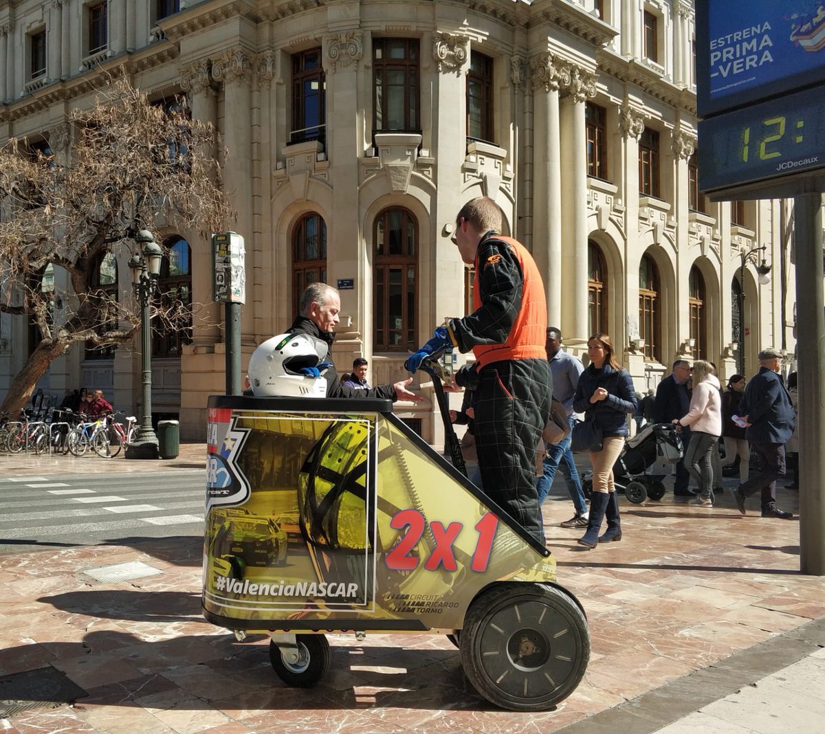 CircuitValencia's tweet photo. Hoy y mañana te puedes encontrar a este tipo por Valencia. Tiene información del #ValenciaNASCAR y regala descuentos 2x1 https://t.co/DKgJTSKi8H