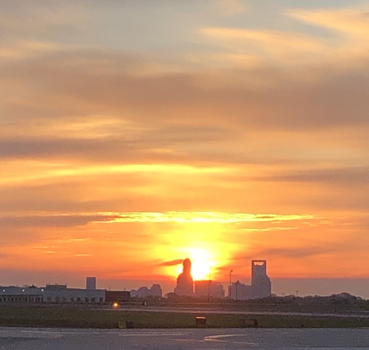 ebath00's tweet photo. Great morning CLT. Going to be a fantastic day, let’s get busy #coffeeX3 #Springrise @CLTAirport @AmericanAir @JenCarfagno @weatherchannel @wsoctv @FOX46News @AlConklin @wsoc https://t.co/1eIYDyf30c