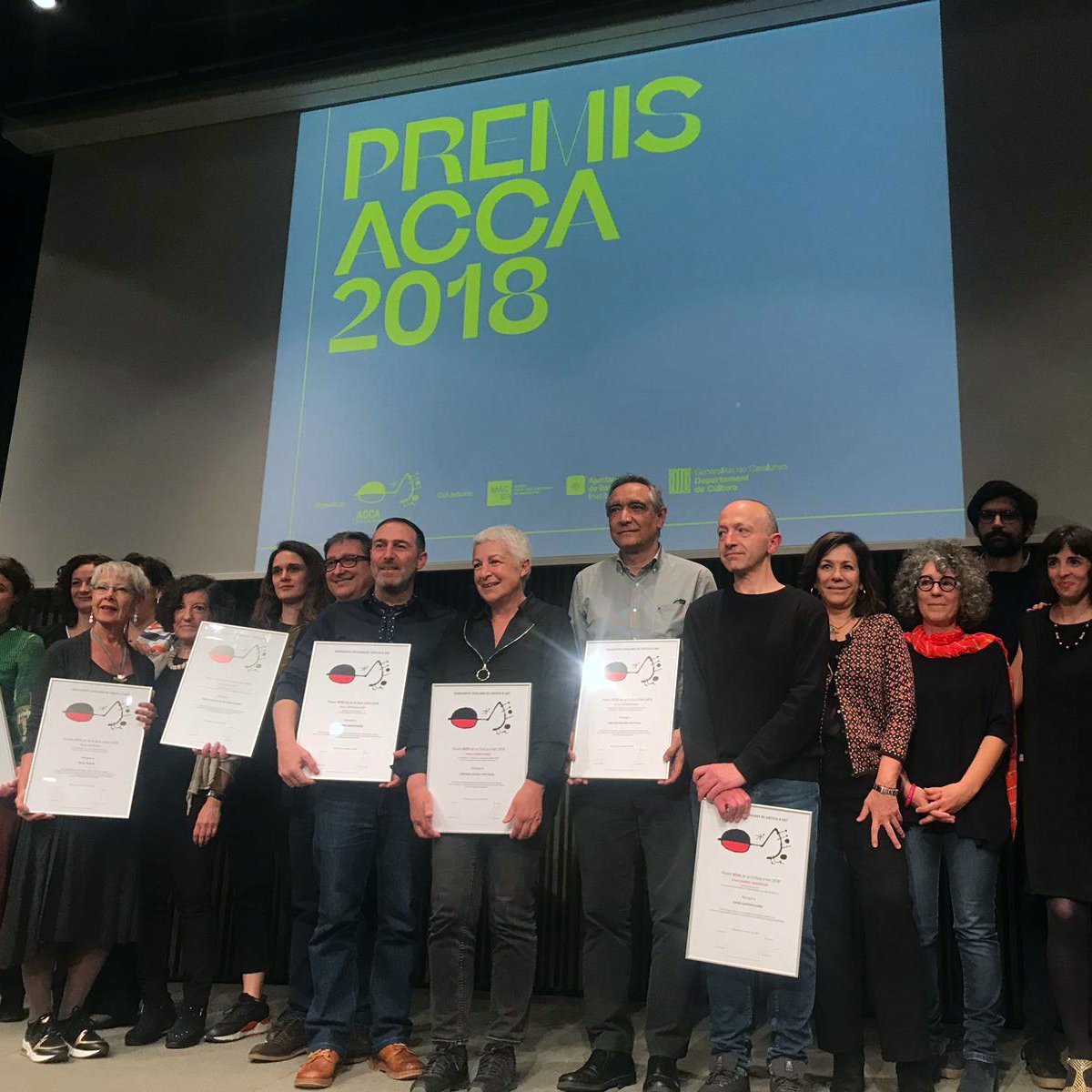 EGMLab's tweet photo. 📷👇Premis #ACCA2018 de @ACCAcritics l'Associació Catalana de Crítics d'Art. Premi "Comissariat" otorgat a la #CristinaZelich i al @Pep_Rigol pel comissariat de l'exposició "Fotografia Creativa" de @lavirreinaci, amb gràfica expositiva produida per EGM. Felicitats!!👏👏🙌 https://t.co/RXpbvsMiKX