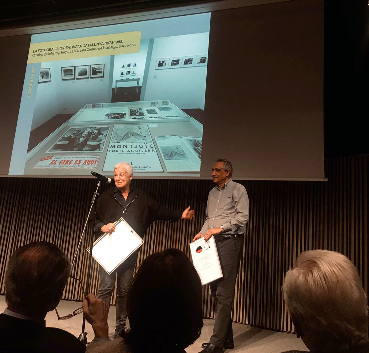 EGMLab's tweet photo. 📷👇Premis #ACCA2018 de @ACCAcritics l'Associació Catalana de Crítics d'Art. Premi "Comissariat" otorgat a la #CristinaZelich i al @Pep_Rigol pel comissariat de l'exposició "Fotografia Creativa" de @lavirreinaci, amb gràfica expositiva produida per EGM. Felicitats!!👏👏🙌 https://t.co/RXpbvsMiKX
