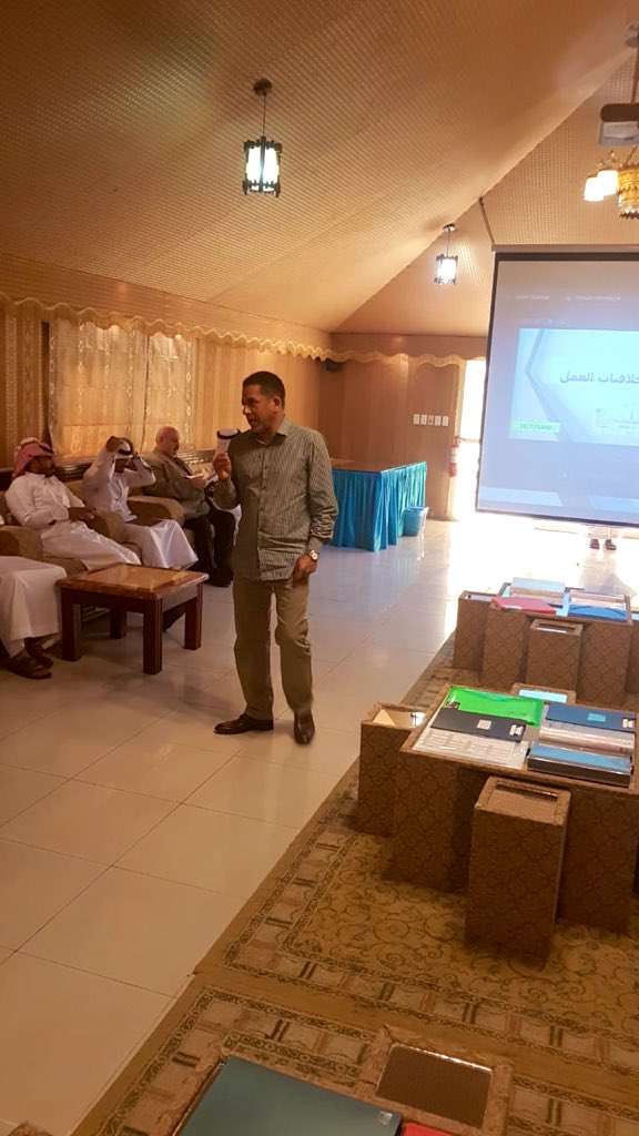 IAU_CEDD's tweet photo. قدمت وحدة الخريجين والتنمية المهنية بكلية التربية ورشة بعنوان "أخلاقيات العمل المهني" وذلك ضمن خطة الخريجين، والتي قدمها كل من د. عبدالرحمن بديوي ود. ممدوح هلالي وبحضور طلاب البكالوريوس الخريجين والمقبلين على التخرج https://t.co/ttsBVqFkPn