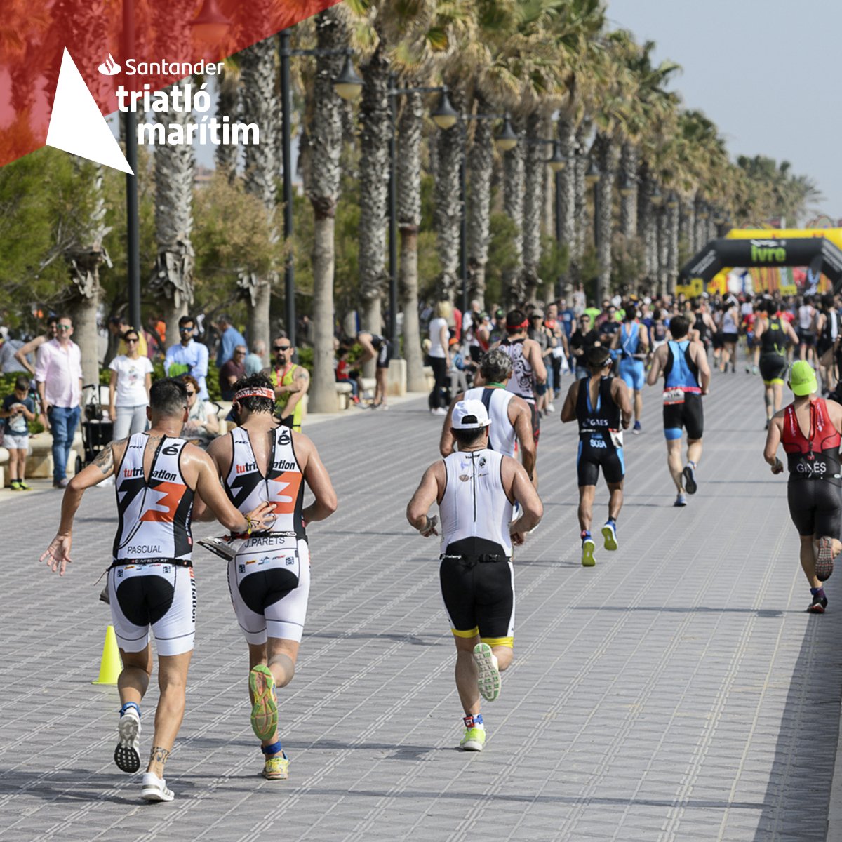 ➡️Triatlón es compañerismo ⬅️ Esto es #tri, que cuando ya no puedas más, sientas una mano en la espalda que te empuja hasta el arco de meta 🏃‍♂️🏃‍♂️🏃‍♀️ ¿Y para vosotros, qué es el #triatlón? #motivación #deporte #triathlon #swimbikerun #triathlete #tricommunity #reto #123aCorrer