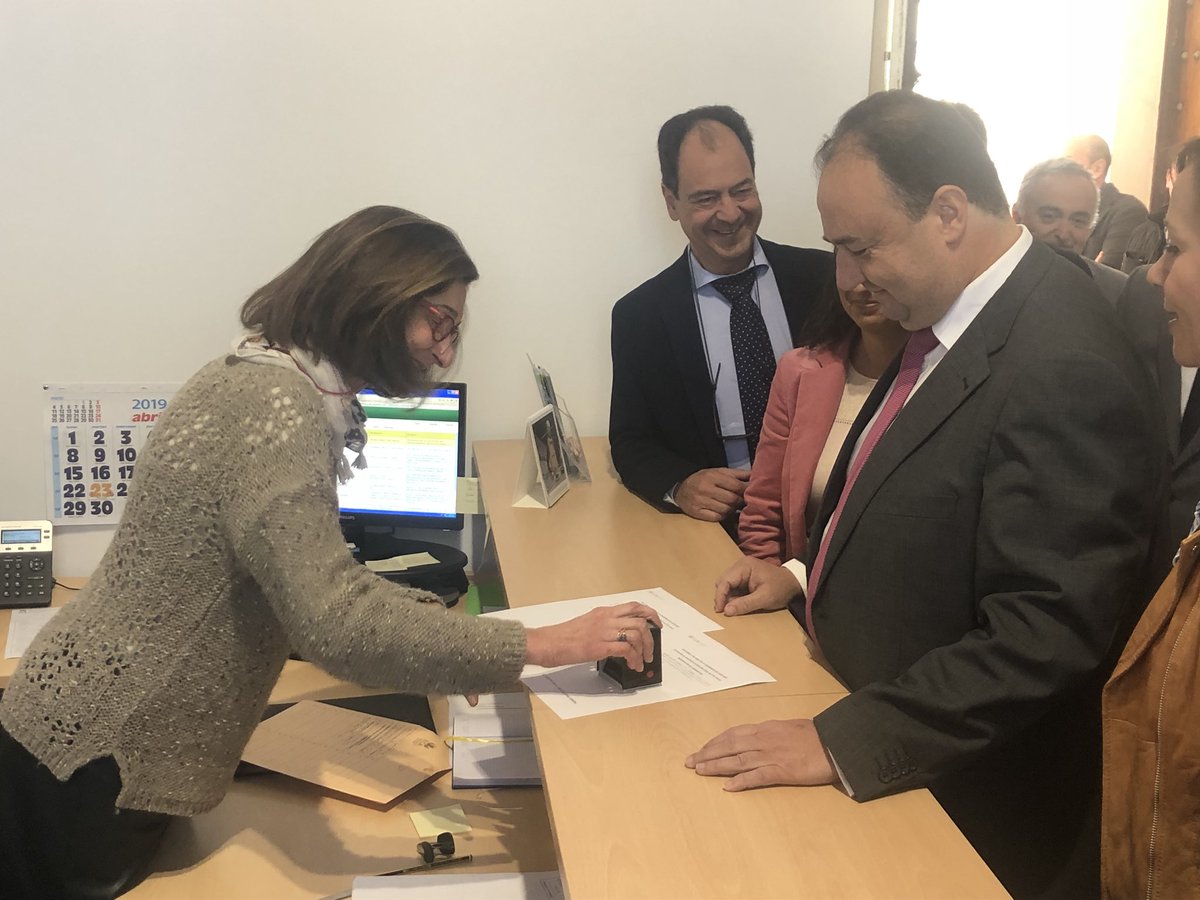 AulaMagna's tweet photo. #Directo el profesor Casimiro Mantell presenta en registro @univcadiz su candidatura a regir la institución académica de #Cadiz. Con más de un año preparando el programa y más de 100 reuniones, queremos una universidad innovadora #eleccionesUCA #RectorUCA #Universidad https://t.co/qA94vYrRyb