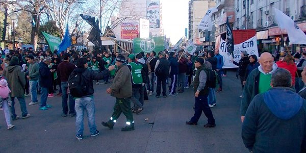 ADN979FM's tweet photo. #MóvilADN #CapFederal @clapsyta: Protesta La CGT, las dos CTA y organizaciones sociales marchan por el centro porteño
Arrancan a las 14 en Plaza Miserere hacia Avenida de Mayo y 9 de Julio, en una movilización en defensa de “la producción, el empleo y la industria nacional”. https://t.co/emdrY9cxvm