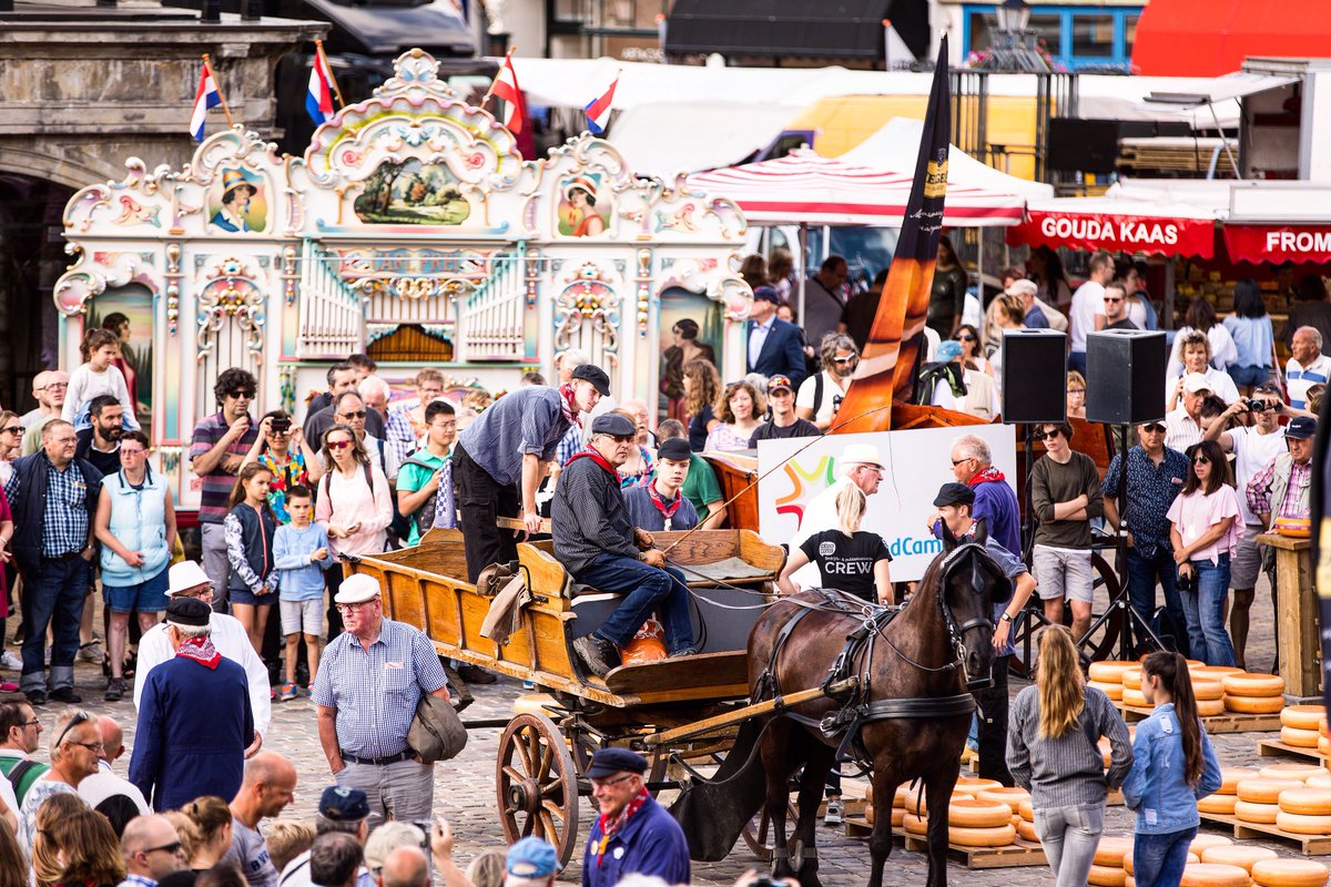 goudsgenieten's tweet photo. Vandaag konden we weer Gouds Genieten op de Markt in Gouda! 🧀 De eerste kaasmarkt van dit jaar is een feit! Iedere donderdag t/m 29 augustus 🇱🇺 #gouda #goudsgenieten #marktgouda 📸 @goudsgenieten https://t.co/utnjgT3Zu4