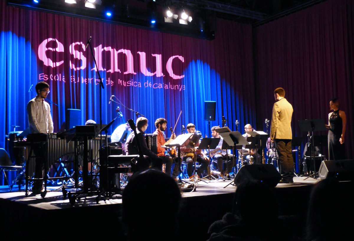 esmuccat's tweet photo. 📢 @lauditori acull avui el concert de la @djangobates Big Band amb la participació d'estudiants #ESMUC!
✨El projecte compta amb la direcció i composicions del polifacètic músic #DjangoBates i forma part del programa europeu #MusicUpCloseNetwork.
https://t.co/VN7Qit9OWQ https://t.co/W2lkhbWz7Q