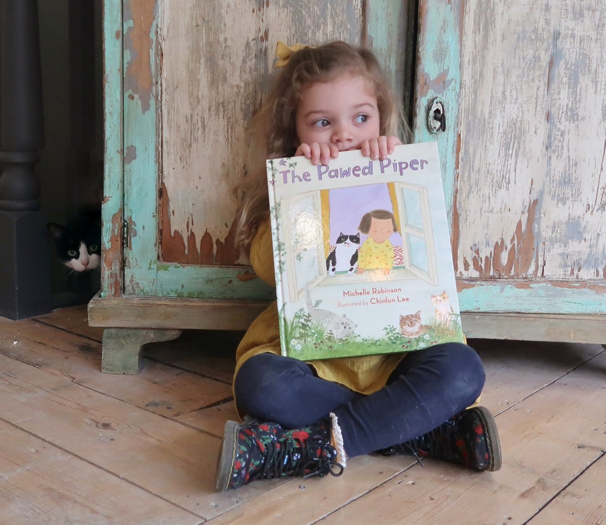 peachjamcloset's tweet photo. Congratulations to @MicheRobinson &amp; illustrator @chinlun, this gorgeous, catty book is out today 😻! #ThePawedPiper 📚🎂

We were determined to woo #LucieMaud, pottery cat of Oxford, for this book birthday photo - you should juust be able to spot her.... 👀 

(Thread ⬇️) https://t.co/K28FTi0eHA