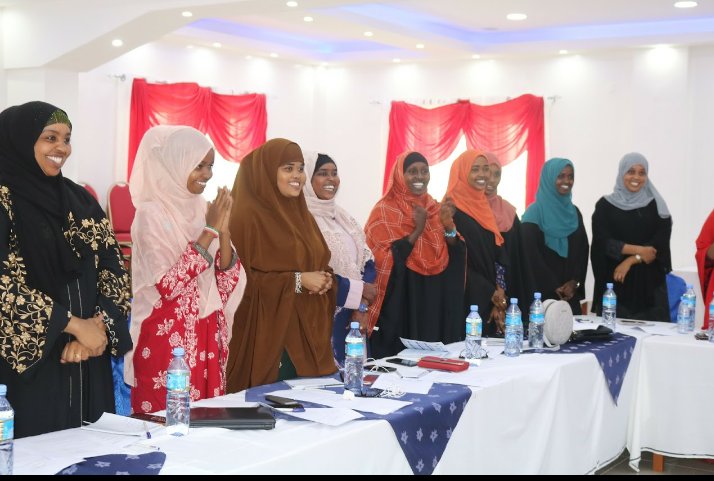 ShukriBidhan's tweet photo. Kulan Aqoon-Isweydaarsi ah ayaa Maalintii Labaad waxaa noogu socdaa Magaalada Hargeysa, iyadoona ay ka qeyb galeen Gabdho Hal abuur ah oo ka kala yimid Gobolada Dalka Soomaaliya Sida Banaadir, K/Galbed, Jubland, Puntland iyo Galmudug, waxaana lagu baranaayey Fagaare ka hadal. https://t.co/YUerHUyujg