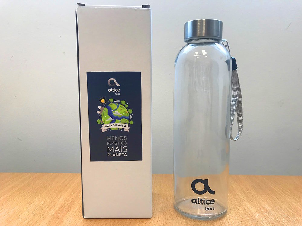 altice_labs's tweet photo. As part of Altice Labs' Sustainability Program, Altice Labs offered each of the employees a glass bottle. It is intended to replace the disposable plastic cups that are currently in the water machines and will be gradually withdrawn.
#lessPlasticMorePlanet #savetheplanet https://t.co/GsfJ0DyuZo