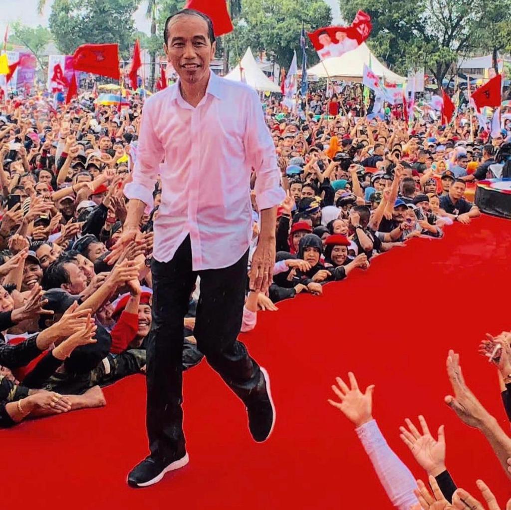 jokowi's tweet photo. Jangankan hujan deras yang hanya berupa curahan air, hujan kata cemoohan pun kita hadapi. Bersama rakyat, kita jadi kuat! https://t.co/e9pRGHjMM8