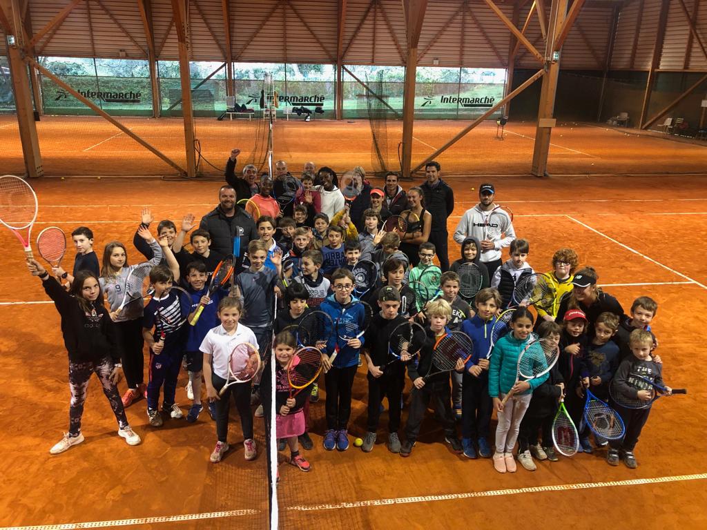 FFTennis's tweet photo. Cette semaine le groupe 🇫🇷 filles 15-17 ans est en stage au Tennis Club de Peymeinade. Objectif : préparer les tournois sur terre battue de Cap-d-Ail, Istres et Beaulieu. 💪💪 https://t.co/Pf0qV9YnrE