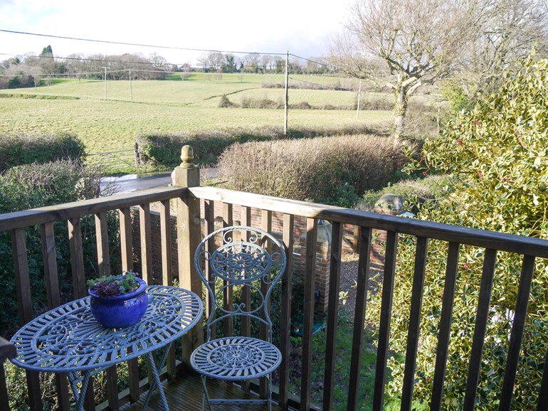 Fancy a romantic break in rural Sussex? Look no further than Frostbourne, this holiday lodge in Fairlight:
bramleyandteal.co.uk/cottages/frost…