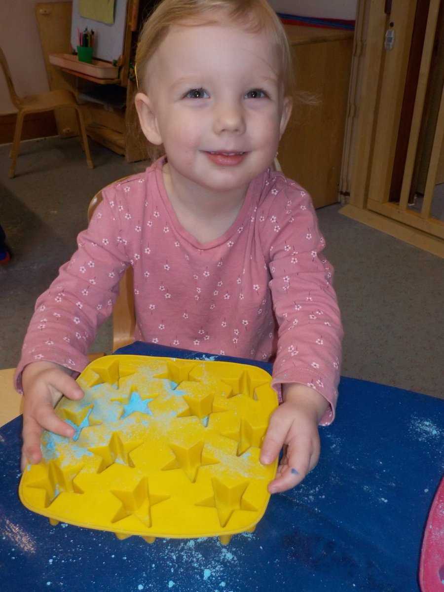 The preschoolers at Cardiff prepared special cards and gifts ready for Mother’s Day. They had lots of fun developing their Growing Scientist and Growing Mathematician skills to make their Mother’s Day bath bombs in nursery!
