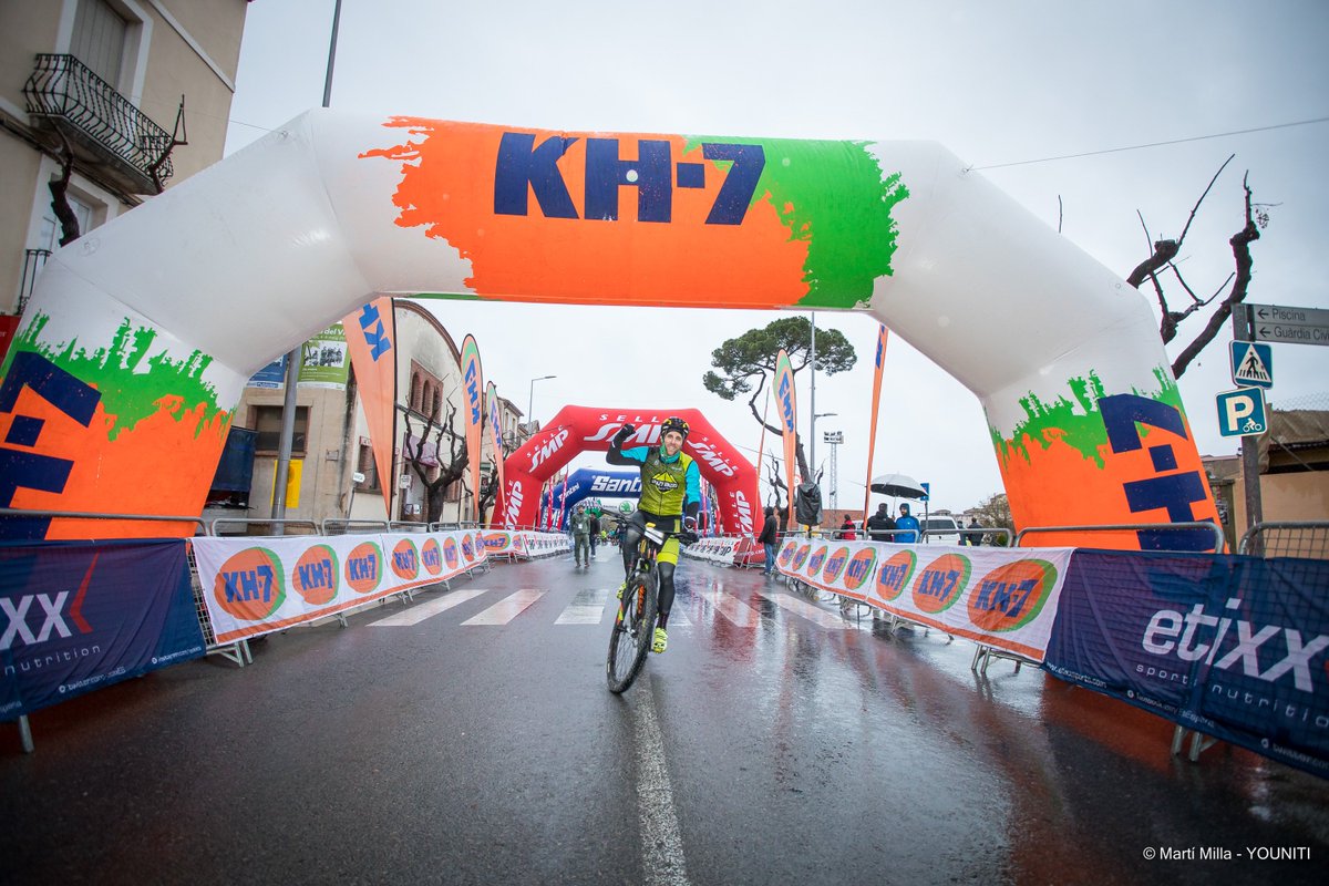 Un 👏 enorme para aquellos valientes que en Škoda <a href="/GFPriorat/">ŠKODA GF Priorat</a> 18' pedalearon como si no hubiera un mañana. Al mal tiempo, buenos aliados para dejar la bici ✨ Gracias a nuestro partner <a href="/KH7_Sport/">KH7 Sport</a> compartir nuestra pasión por el ciclismo. ¡Por muchos km más! 🚴‍♂️ #kh7 #ciclismo #bike