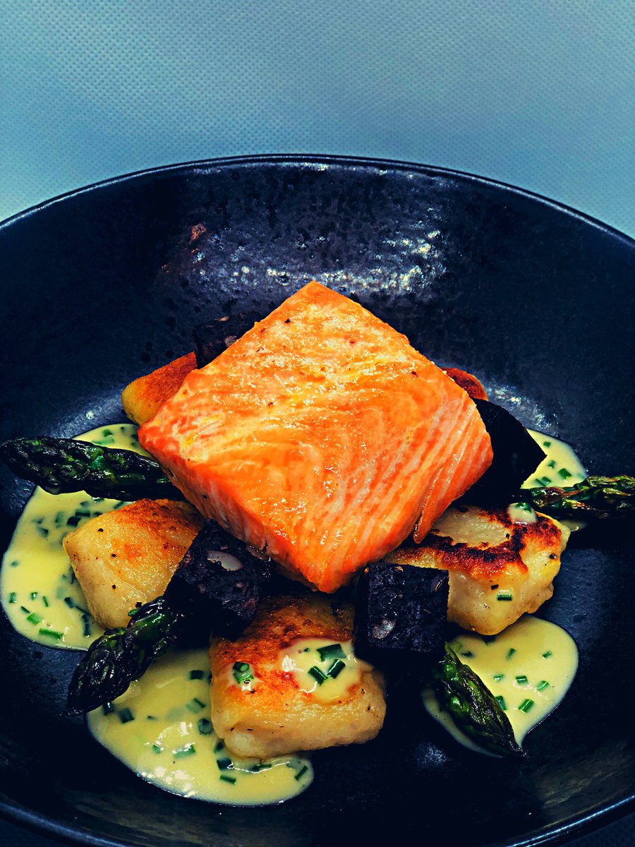 NuttersOfficial's tweet photo. #NuttersMasterclass @LochDuartSalmon @Neve_Fleetwood #WyreValley asparagus @NoonesFresh @buryblackpudco chunks - Chive beurre blanc and fluffy pillows of gnocchi 😍 https://t.co/fLS9Bwn6k7