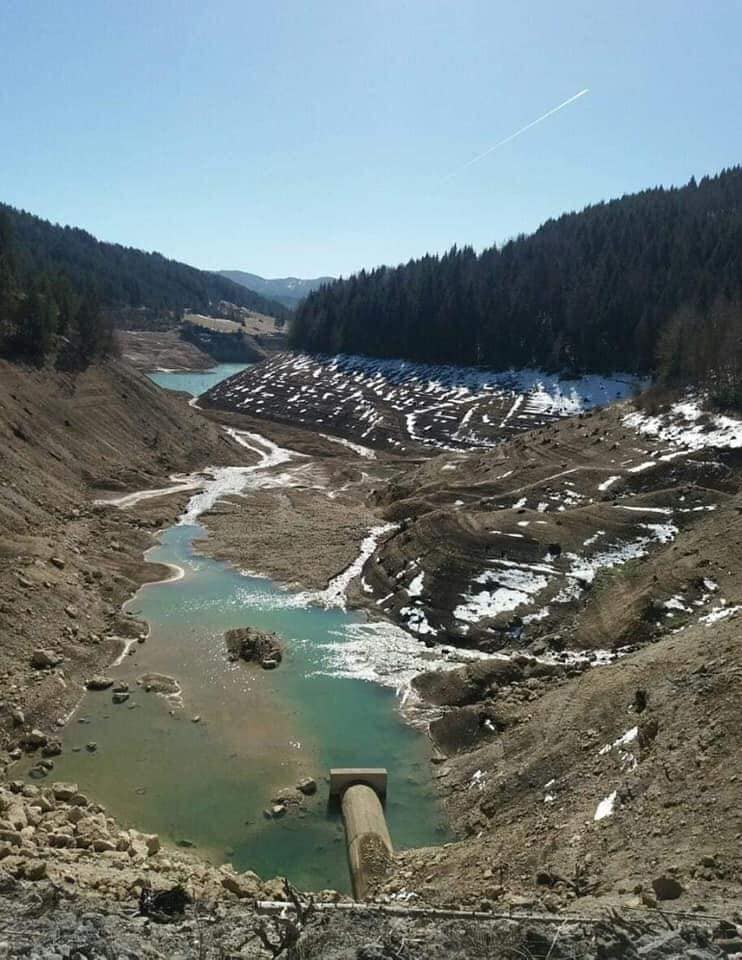Zaovinsko jezero na Tari... Turbine su povukle veliku kolicinu vode koja je potrebana za hidroelektranu. Uginuo je zivotinjski svet, pojavila se klizista, ostala je pustos. Ekocid traje.