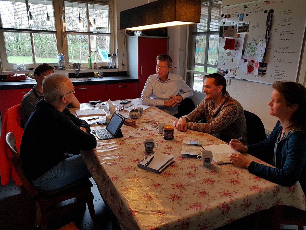 Waardevol en goed gesprek gehad vanmorgen aan de keukentafel met de themagroep van de <a href="/oogstvanmorgen/">Voordeoogstvanmorgen</a> 'Land van waarde'.

#belonen #stapelen