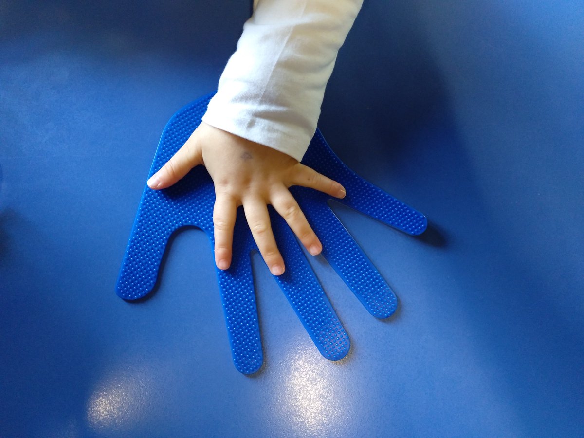 elegc3's tweet photo. Jugamos con nuestras plantillas de texturas. ¿Es rugoso? ¿Cuál es más grande? @Novaschool_es #benalmádena https://t.co/s8BCeVyGIc
