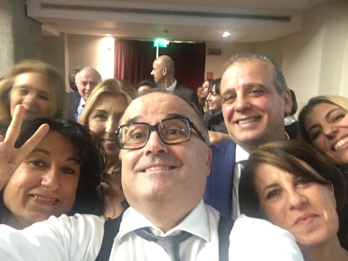 EffeConTweet's tweet photo. #OneVoiceCon il selfie finale. Siamo una bella squadra. https://t.co/KLg6oxLTop