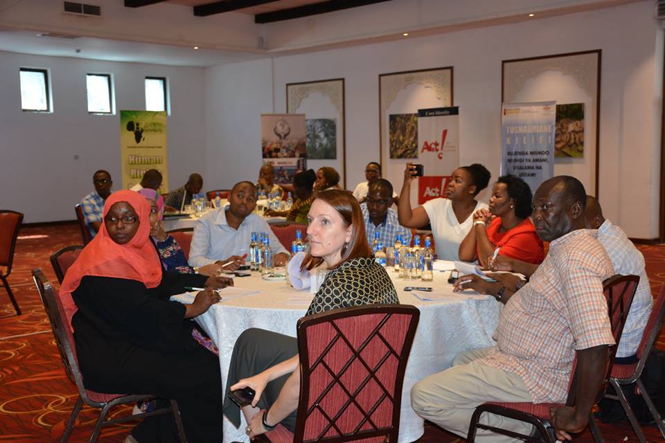 ManyattaYouth_m's tweet photo. Group discussion targeting to come up with tangible Objective key Results and commitments for the implementation of CAPs in the next 24 months.@tendasasa @Huria_KE @HakiAfrica @ncckkenya @KECOSCE @Search4GroundKE @USAIDKenya @Metknu @COEC_MSA
#CVERoundTable
@S_Associates_Ke https://t.co/Qk0hy516Y3