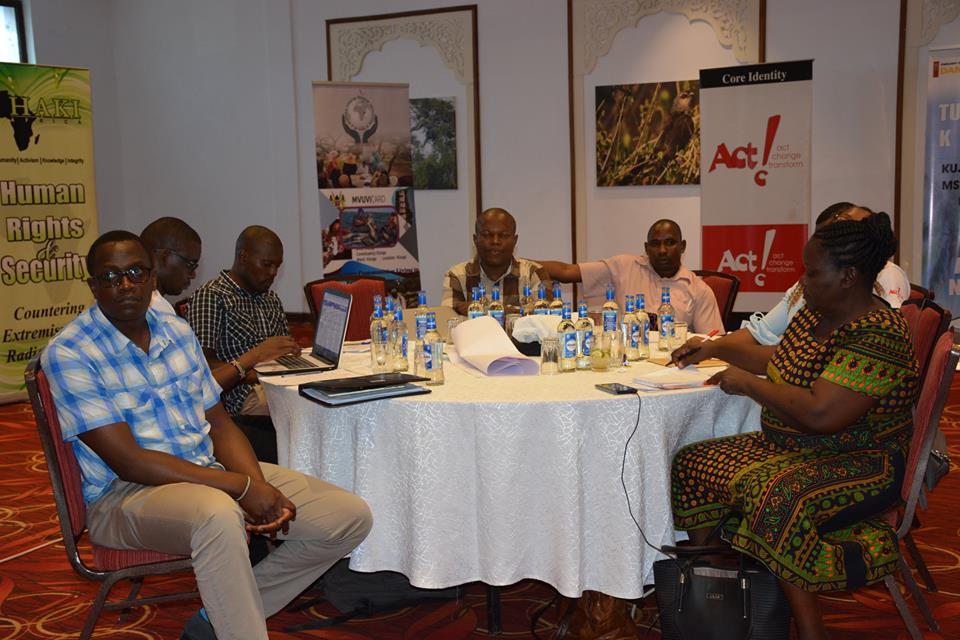 ManyattaYouth_m's tweet photo. Group discussion targeting to come up with tangible Objective key Results and commitments for the implementation of CAPs in the next 24 months.@tendasasa @Huria_KE @HakiAfrica @ncckkenya @KECOSCE @Search4GroundKE @USAIDKenya @Metknu @COEC_MSA
#CVERoundTable
@S_Associates_Ke https://t.co/Qk0hy516Y3