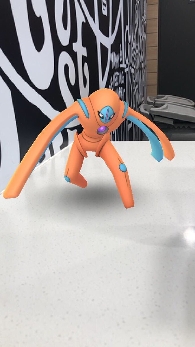 Itchy いかにも固そうなデオキシス ディフェンスフォルム 人総がかりでもけっこう時間かかった 今回は店内だったのでやけに小さいデオキシスに