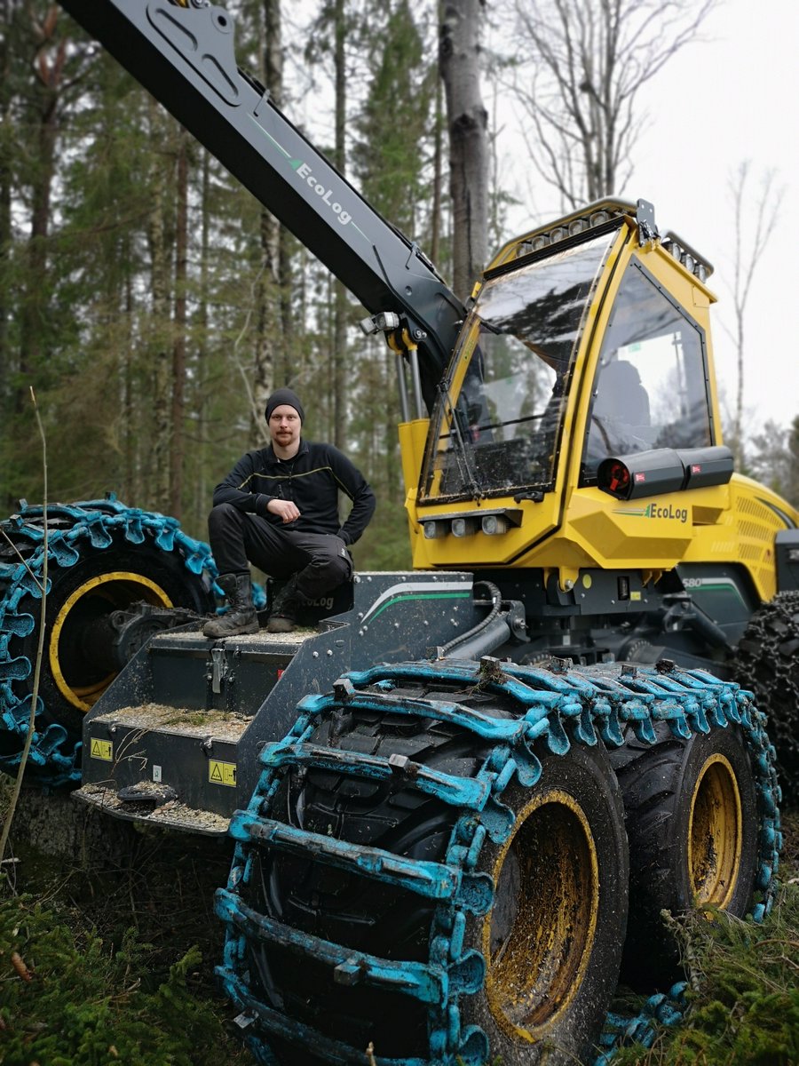 ecologforestry's tweet photo. Delivery of Eco Log harvester 580E with 5000V to Bemasko AB in Nyköping. The driver in the picture is John Pettersson. Instructor Markus Pettersson.
#Pendulumarms #Productivity #Harvester #Forestrymachine #EcoLog https://t.co/myWbOs71f5